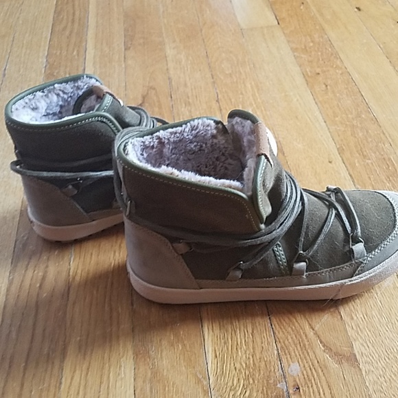Womens Roxy Faux Fur Lined Sneakers size 7 - Picture 3 of 4